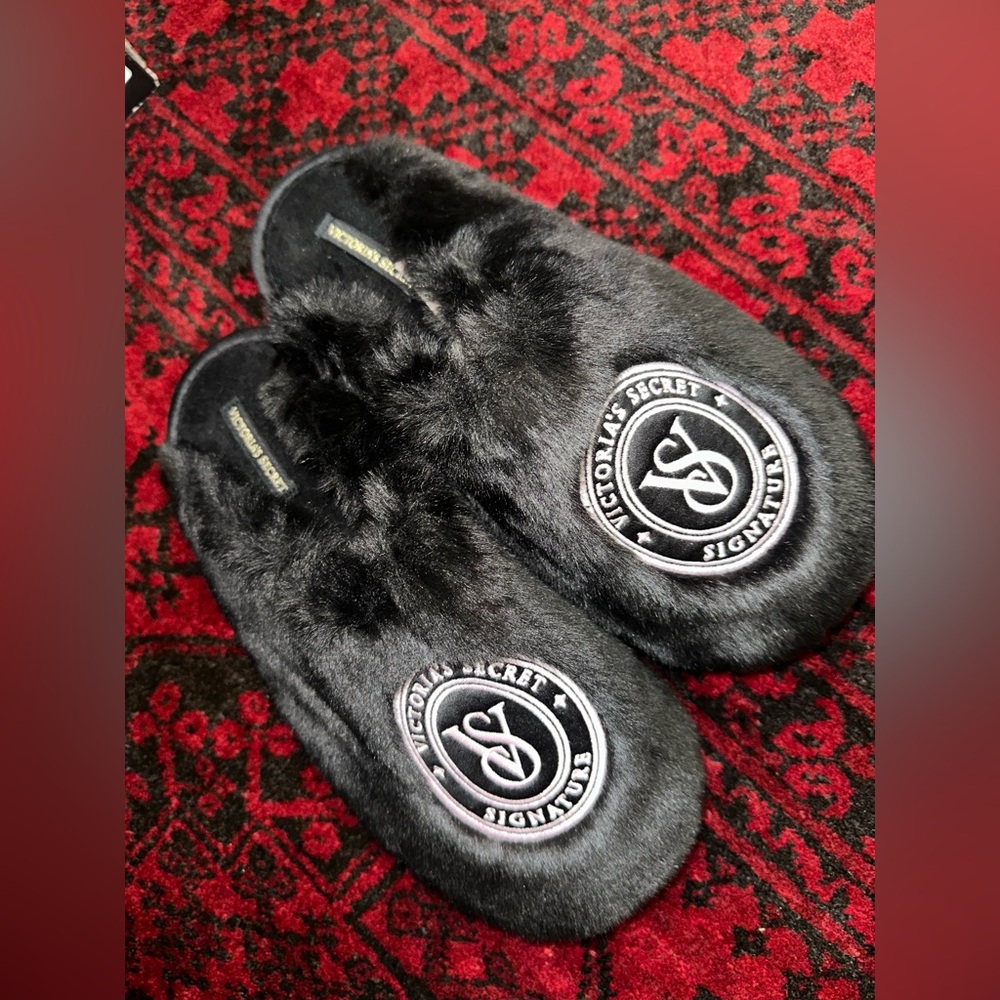 Slippers sexy black soft fuzzy warm  small Victoria’s Secret🖤🤍
